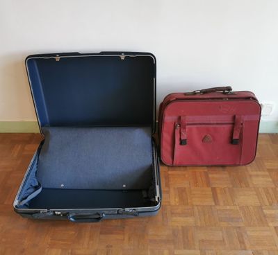 deux bagages posés l'un à côté de l'autre sur le sol