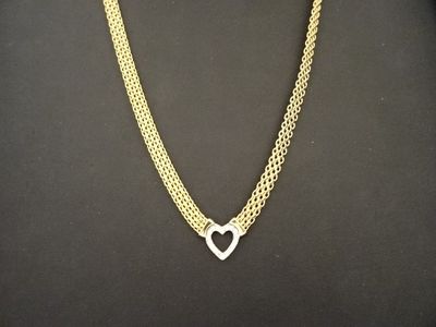 un collier à chaîne en or orné d'un pendentif en forme de cœur