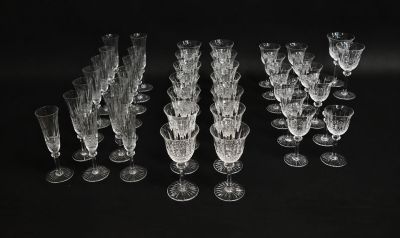 un assortiment de verres à vin posés sur une surface noire