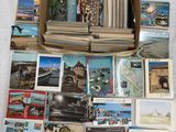 une boîte remplie de cartes postales posée sur une table
