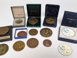 beaucoup de pièces et de médailles sur la table