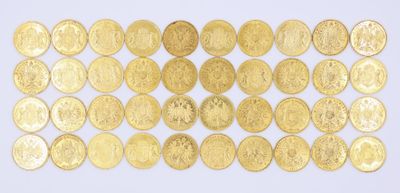 des pièces d'or sont disposées en rangées sur une surface blanche
