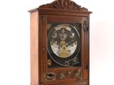 une horloge en bois exposée sur un fond blanc