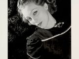 photographie en noir et blanc d'une femme en robe posant pour une photo