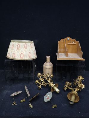 un grand nombre d'objets posés sur une table