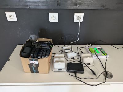 une table sur laquelle sont posés des appareils électroniques