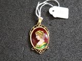 Gros plan sur un collier portant l'image d'une femme