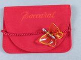 un petit sac à main rouge orné d'un papillon