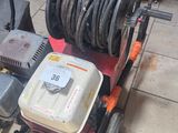 une photo représentant un petit chariot chargé d'outils dans un garage