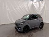 la photo d'une petite voiture garée dans un garage