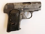 un vieux fusil posé sur une table
