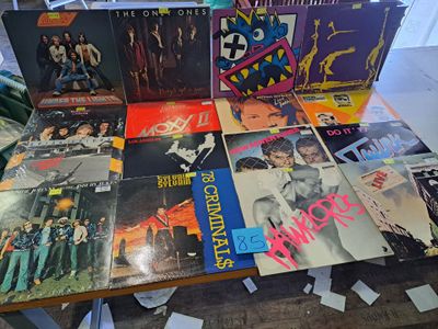 beaucoup de disques vinyles posés sur une table dans une pièce