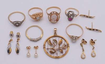 Diverses bagues et boucles d'oreilles sont disposées sur une surface blanche