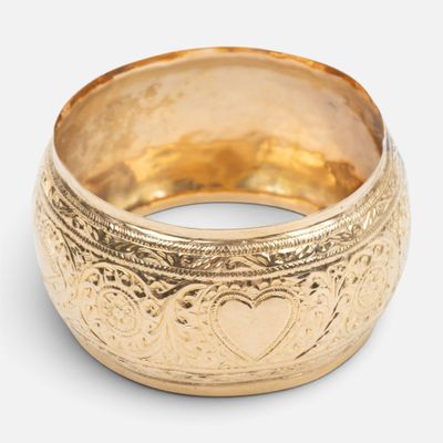 une image d'un gros plan d'une bague en or sur un fond blanc