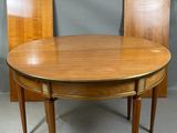 deux chaises et une table dans une pièce