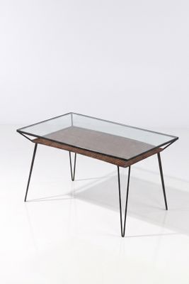 une photo d'une table basse avec un plateau en verre et des pieds en métal