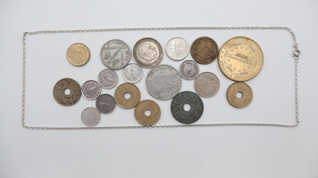 Lot de pièces de monnaies démonétisées en métal, chaine de cou en...
