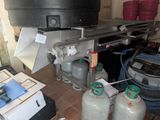 Des bouteilles de propanène et de gaz propanène sont posées sur un plan de travail dans une cuisine