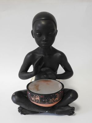 C. ANDREA - XXeme Sujet en plâtre patiné noir figurant un en…