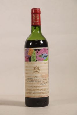 une bouteille de vin posée sur une table