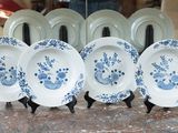 quatre assiettes bleues et blanches posées sur une table