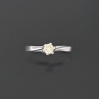 Bague solitaire en or gris rhodié 18K 750 millièmes ornée d'…