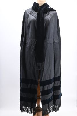 écharpe noire et grise à franges sur un mannequin, un mannequin, un mannequin, un mannequin, un mannequin, un mannequin, un mannequin, un mannequin