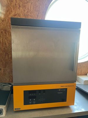 une photo d'un micro-ondes posé sur un plan de travail