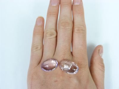 Deux améthystes ovales. 11,46 ct ; 19,2 x 13,3 x 7,2 mm ; n°…