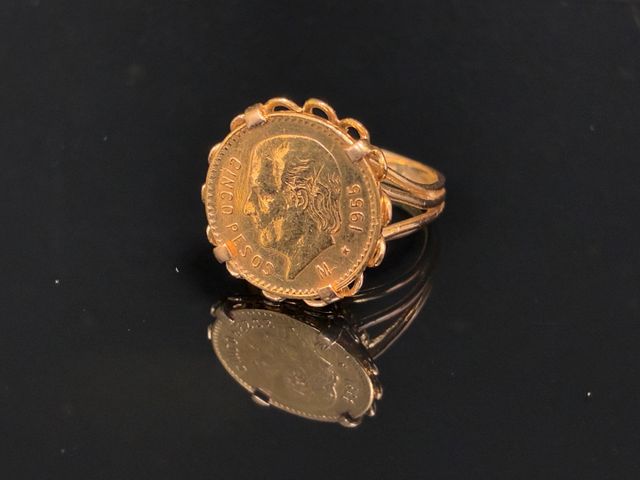 Bague en or 18 carats 750 millièmes à décor d’une pièce de 5 peso...