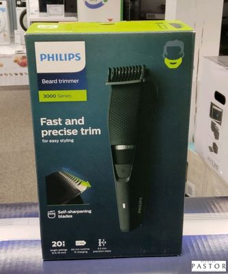 emballage d'une tondeuse à barbe Philips dans un magasin de détail
