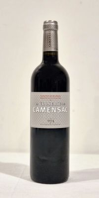 une bouteille de vin posée sur une table
