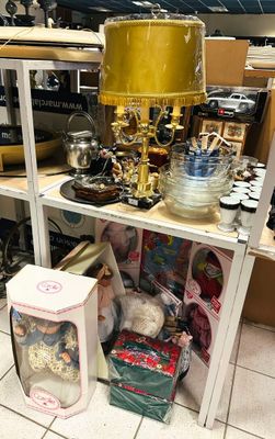 une étagère sur laquelle se trouvent une lampe, un ours en peluche et d'autres objets