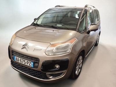 l'avant d'une Citroën argentée garée dans une pièce blanche