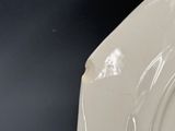 un gros plan d'une cuvette de WC blanche sur fond noir