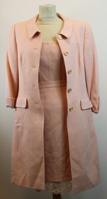 une photo montrant un manteau et une robe roses sur un mannequin
