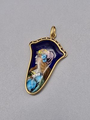 un pendentif plaqué or représentant une femme en robe bleue