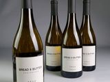 trois bouteilles de vin de table alignées les unes à côté des autres