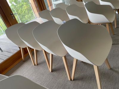 a lot of chairs that are sitting in a room