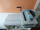une imprimante posée sur un bureau à côté d'une imprimante