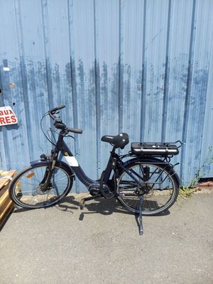 un vélo garé près d'un mur bleu