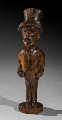 une image représentant une statue en bois d'un homme coiffé d'un haut-de-forme