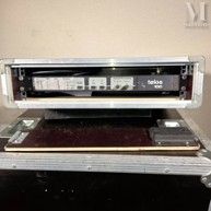 une pile d'appareils électroniques empilés les uns sur les autres
