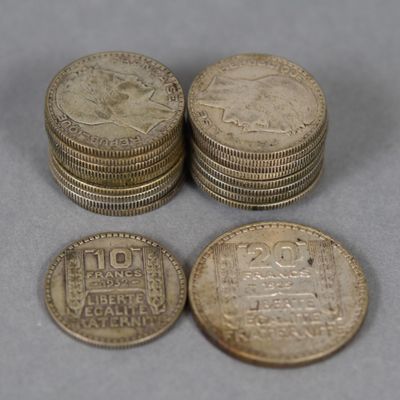 plusieurs pièces empilées les unes sur les autres sur une table