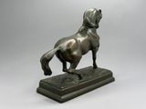 statue en bronze représentant un cheval sur un socle, sur fond blanc