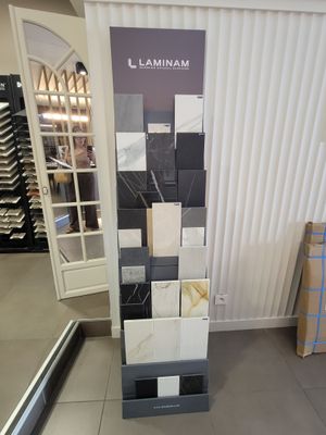 une présentation de carreaux de différentes couleurs dans un magasin