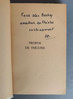 un livre ouvert sur lequel figure une citation écrite à la main