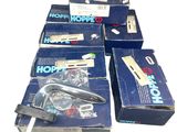 Plusieurs cartons de produits « Hope » sont empilés les uns sur les autres.