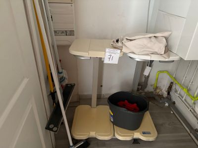 une serpillière et un seau posés par terre près d'une porte