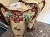 un vase muni d'une étiquette, posé sur une table